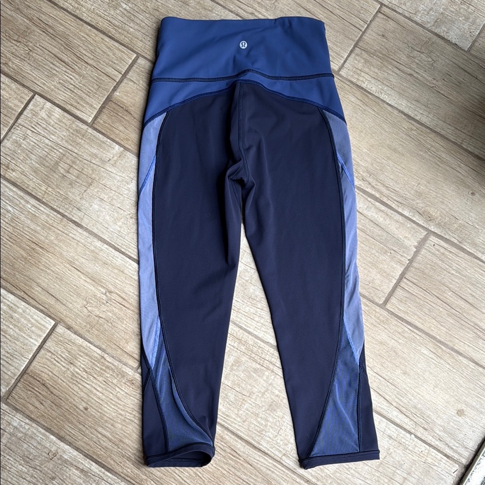 Two toned blue Lululemon cropped leg.